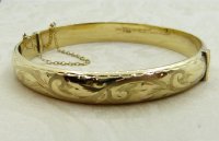 Antique Guest and Philips - Yellow Gold Half Engraved Hinged Bangle B806