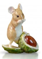 Richard Cooper - Mouse with Conker, China - Ornament, Size 6.3cm x Length: 4.5cm 119BC