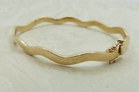 Antique Guest and Philips - Yellow Gold Wavy Polished Finished Hinged Bangle B775
