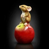 Richard Cooper - Baby Mouse on Apple, Ceramic/Pottery/China - Ornament, Size 5.5cm x Length: 3cm 118BC